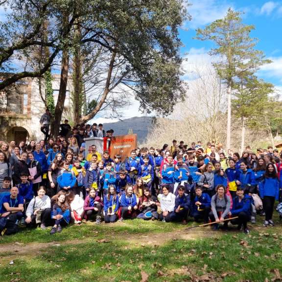 Estudiantes del Colegio El Salvador en actividad al aire libre en Torrelavega
